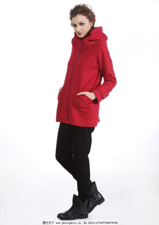 冬日紅裝 長發美女演繹大衣時尚風采